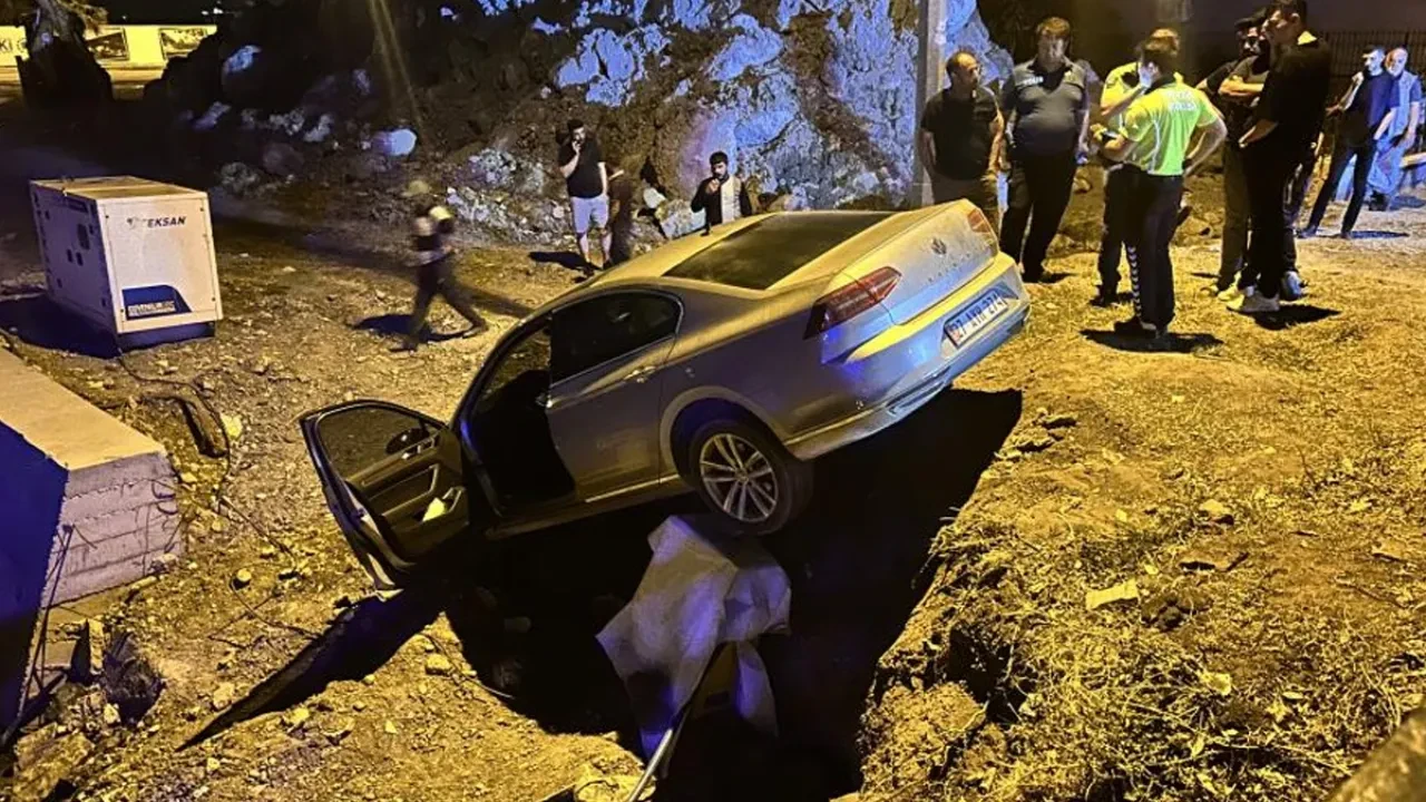 Bir navigasyon mağduru daha! Otomobiliyle bina arazisine uçtu