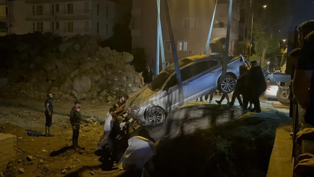 Bir navigasyon mağduru daha! Otomobiliyle bina arazisine uçtu