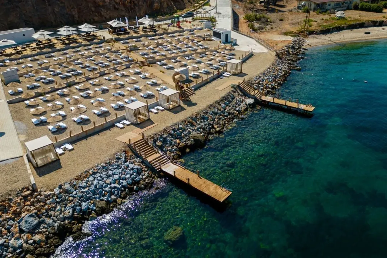 Bodrum’un kalbinde ücretsiz plaj! Sosyetenin yanı başında bedava deniz keyfi