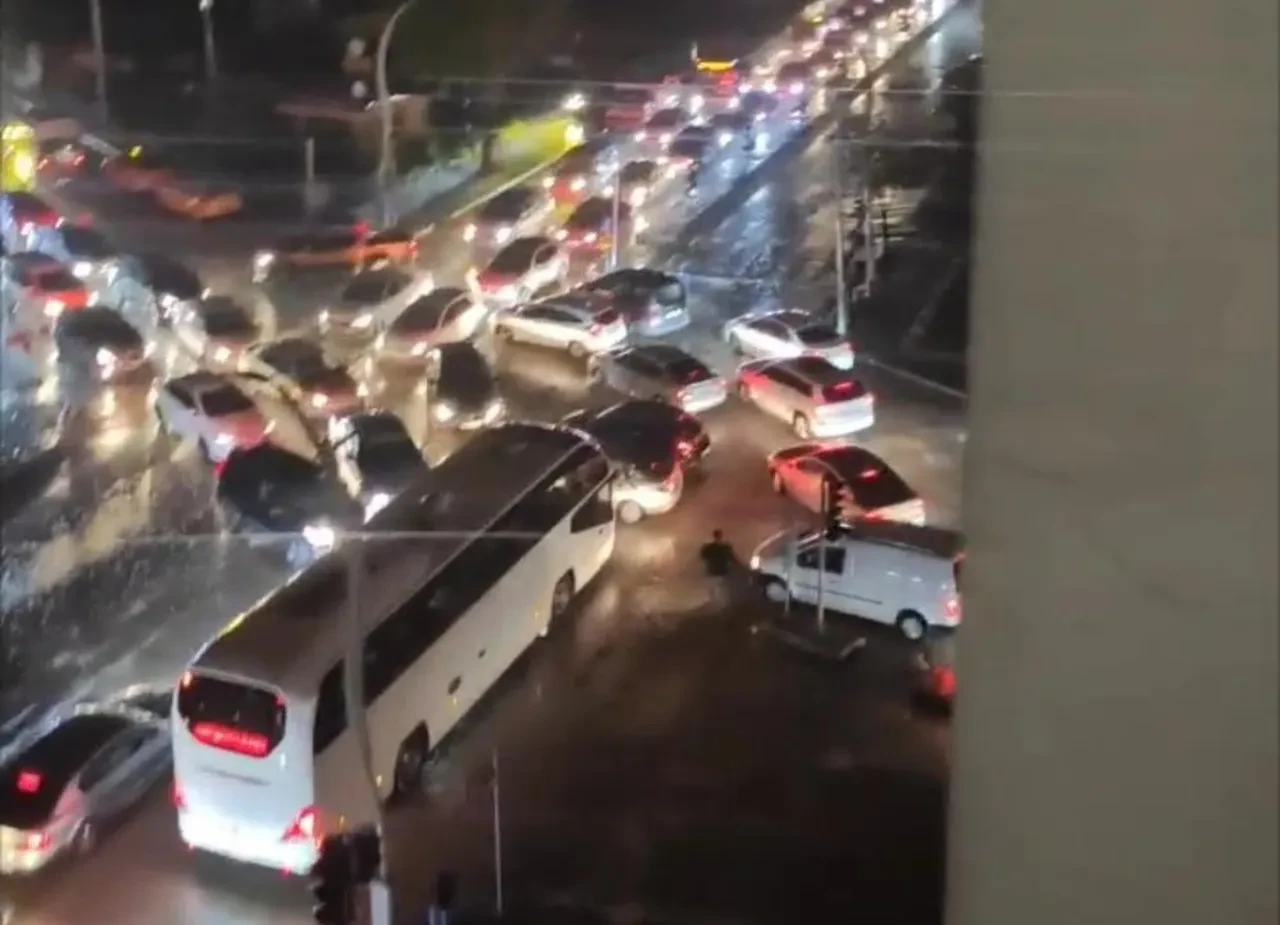 Düdüğünü alıp trafiği yönetmişti! O genç İHA'ya konuştu: "Soyadının hakkını vermişsin"