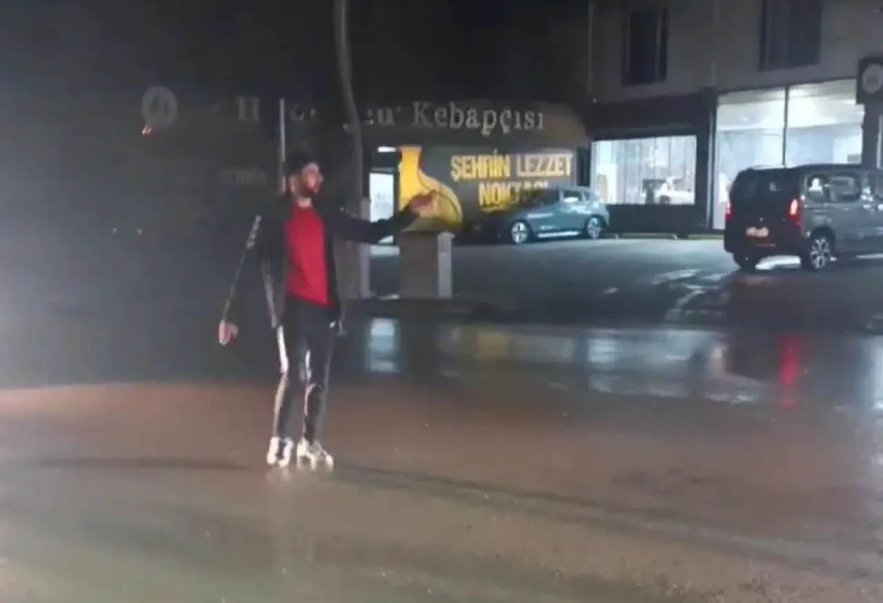 Düdüğünü alıp trafiği yönetmişti! O genç İHA'ya konuştu: "Soyadının hakkını vermişsin"