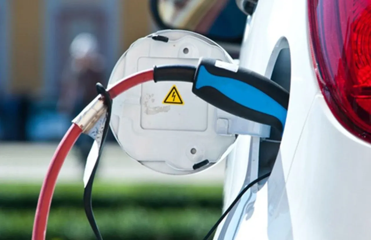 Elektrikli araç satın almayı düşünenler dikkat! Bu havalarda menzili yüzde 40 düşüyor