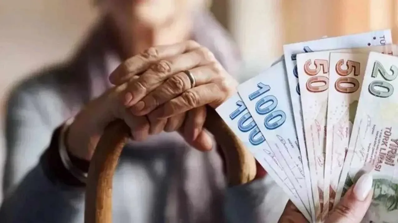 Emekli bayram ikramiyesine ne kadar zam yapılacak? Ekonomist Muhammed Bayram rakam vererek açıkladı