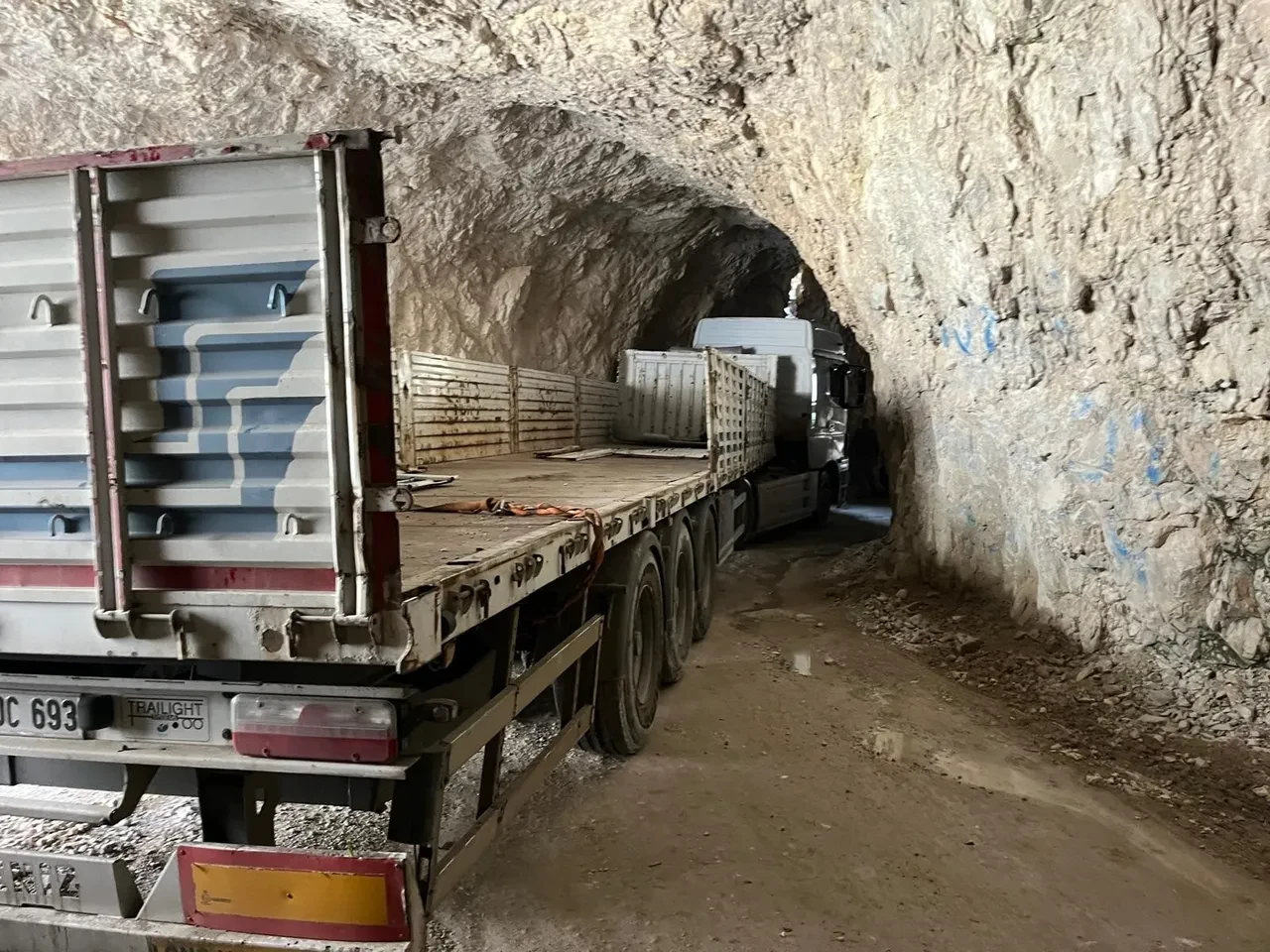 Erzincan'da tır tünele sıkıştı! Ulaşım sağlanamıyor