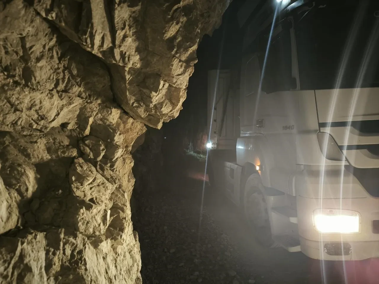 Erzincan'da tır tünele sıkıştı! Ulaşım sağlanamıyor