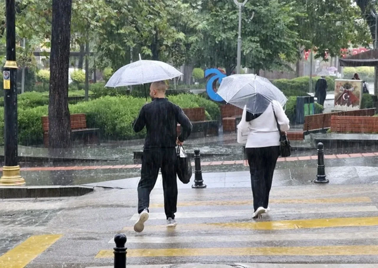 Güneşli günler başladı ama yağış yola çıktı! İstanbul dahil onlarca ili etkileyecek