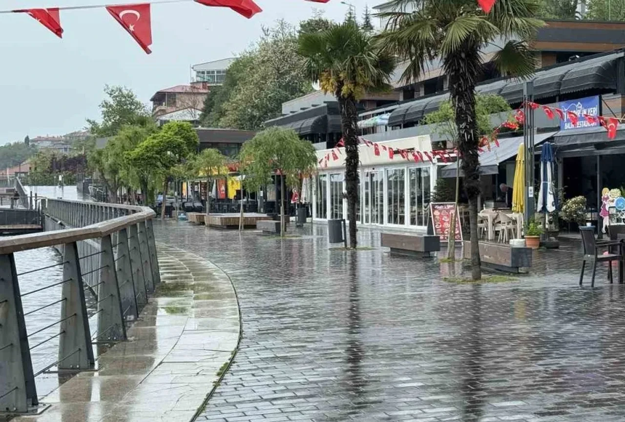 Güneşli günler başladı ama yağış yola çıktı! İstanbul dahil onlarca ili etkileyecek