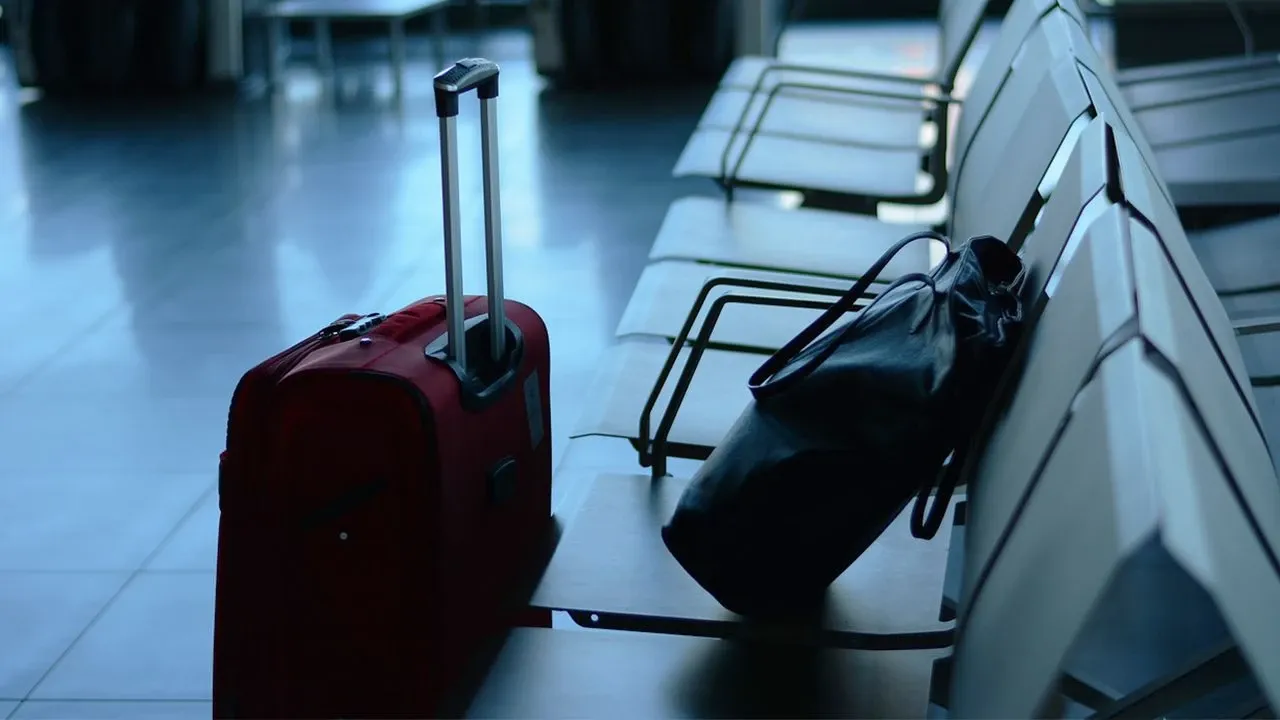 Havaalanı görevlisi uyardı! Türkiye'de binlerce kişi uçağa binerken bu hatayı yapıyor: Valiziniz kaybolabilir