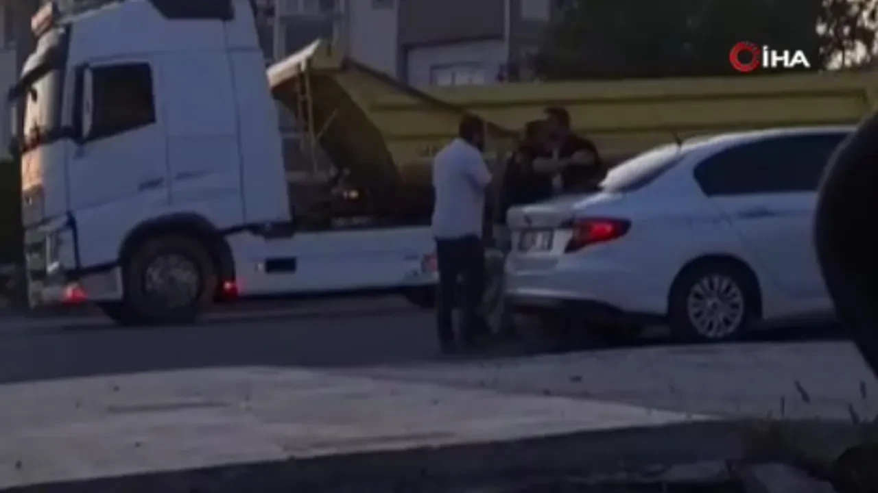 İki sürücü birbirine girdi! Tekme tokat kavga kamerada
