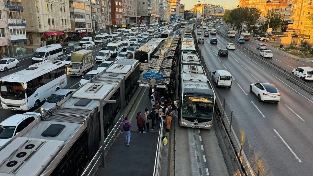 İstanbullunun ömrü direksiyon başında geçiyor! Trafikte geçen saatler şoke etti