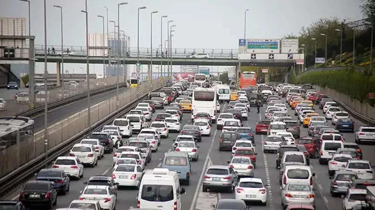 İstanbullunun ömrü direksiyon başında geçiyor! Trafikte geçen saatler şoke etti