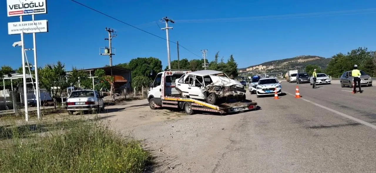 Kafa kafaya çarpışma! Araçlar hurdaya döndü: 4'ü ağır 6 yaralı