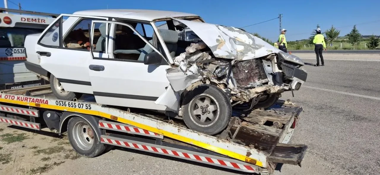 Kafa kafaya çarpışma! Araçlar hurdaya döndü: 4'ü ağır 6 yaralı