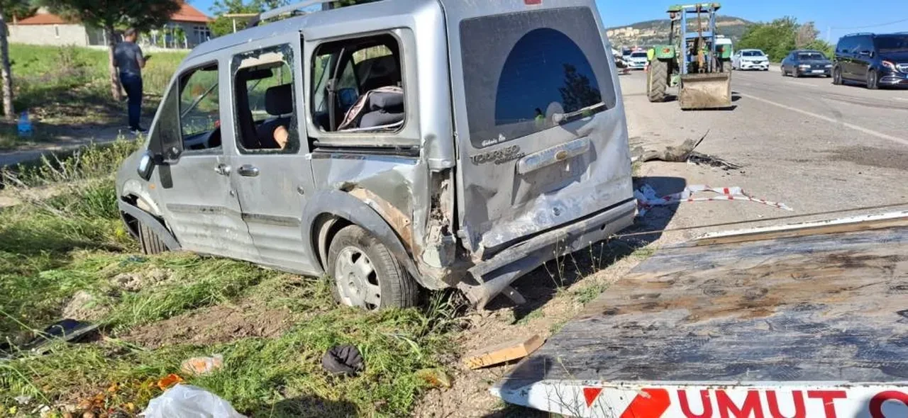 Kafa kafaya çarpışma! Araçlar hurdaya döndü: 4'ü ağır 6 yaralı