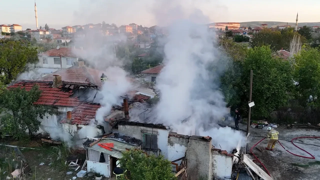 Kırıkkale'de korku dolu anlar! Yangın bir anda büyüyerek evleri sardı