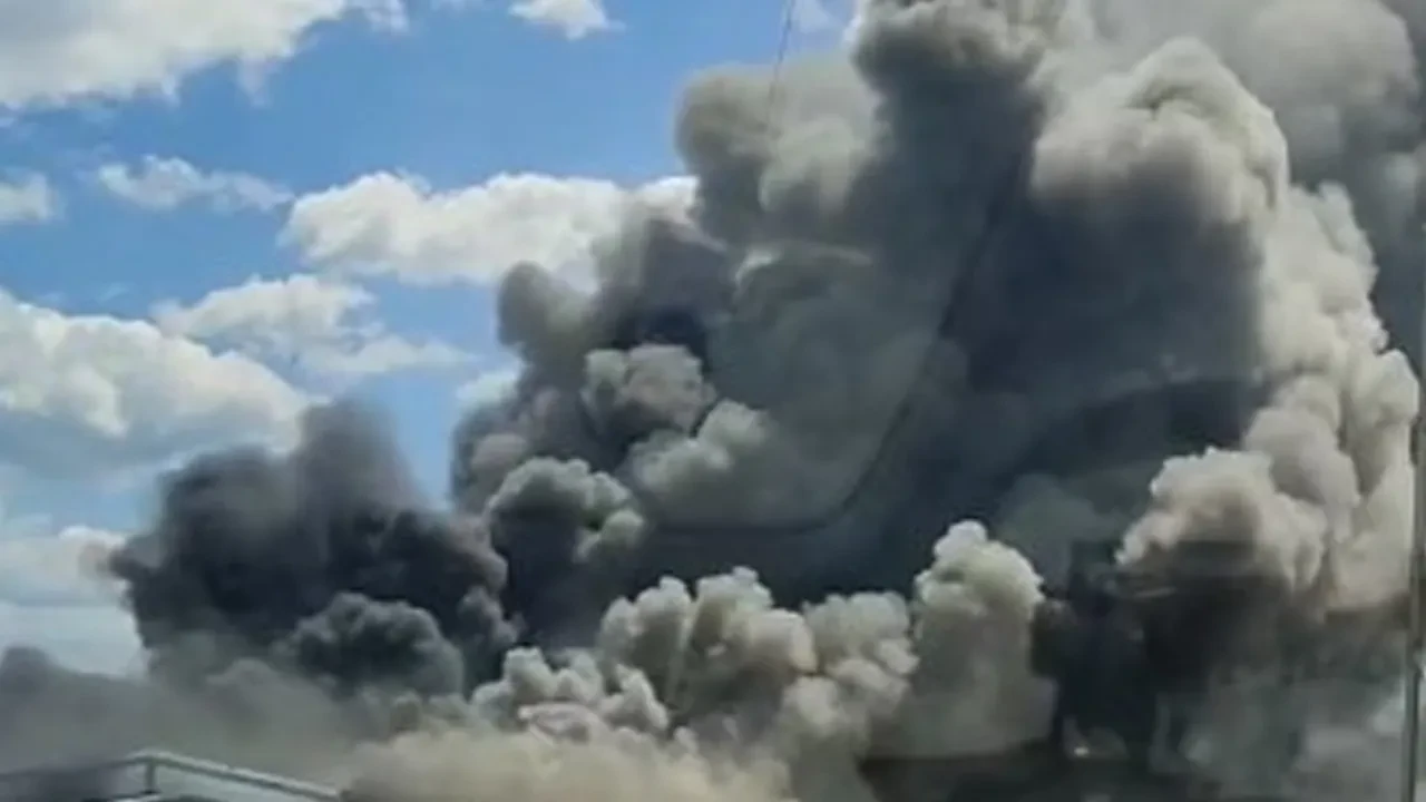 Kocaeli'de boya fabrikasında yangın! Dumanlar gökyüzünü kapladı