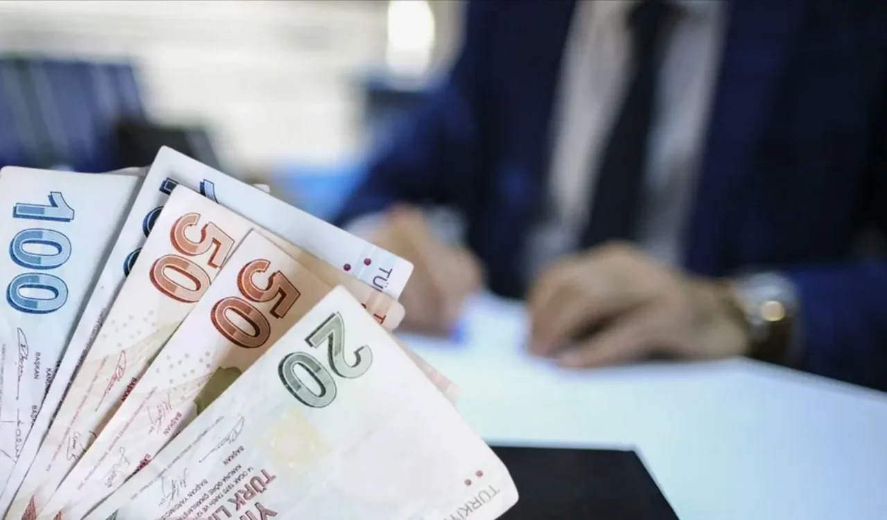 Kurban Bayramı tatili emekli ve memur zammını etkiler mi? Özgür Erdursun çok net açıkladı: "Refah payı seyyanen zam..."