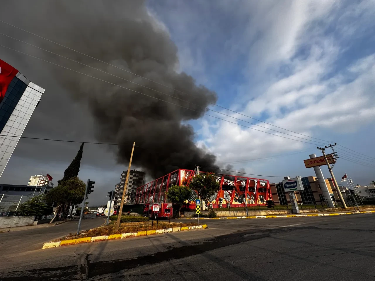 Mersin'de fabrikada yangın! Yol ulaşıma kapatıldı: Patlamalar yaşanıyor 