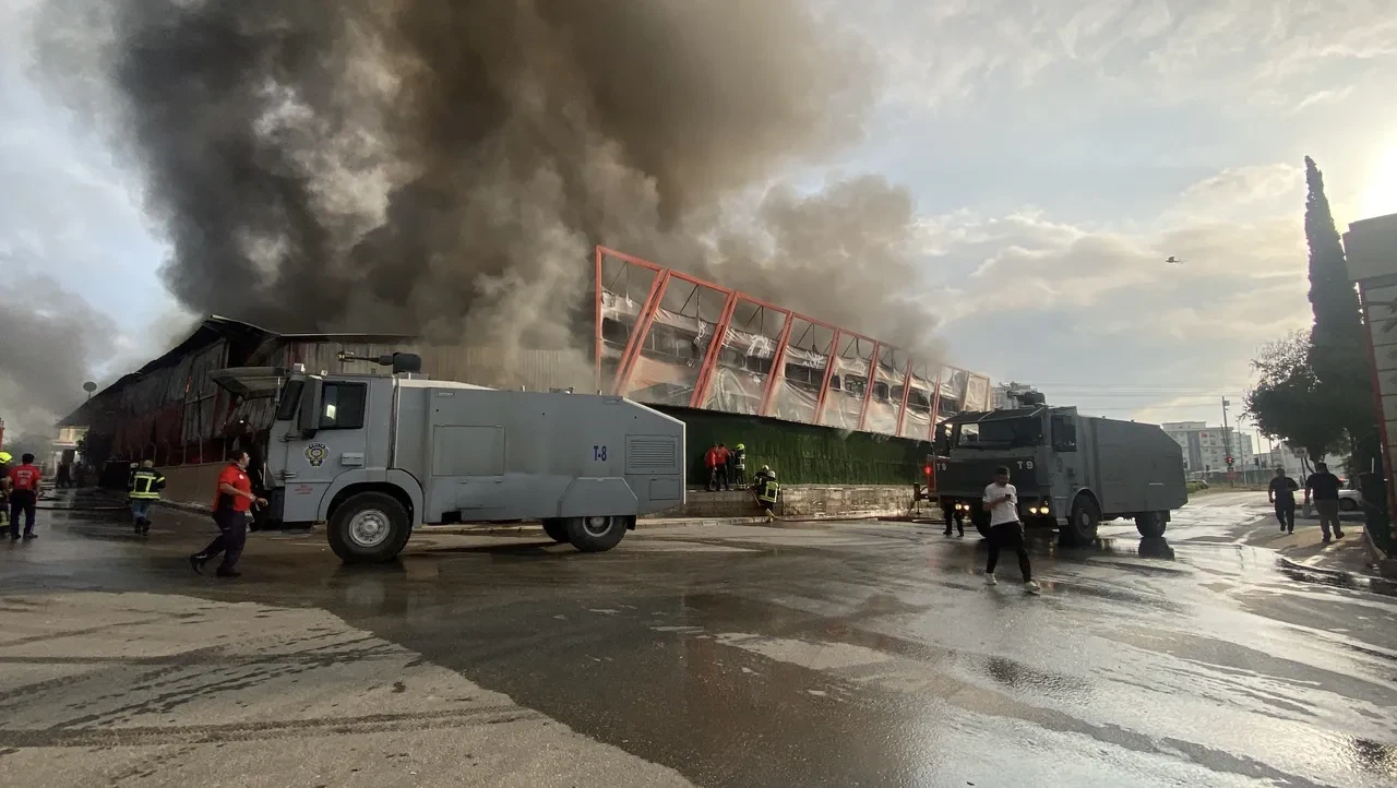 Mersin'de fabrikada yangın! Yol ulaşıma kapatıldı: Patlamalar yaşanıyor 