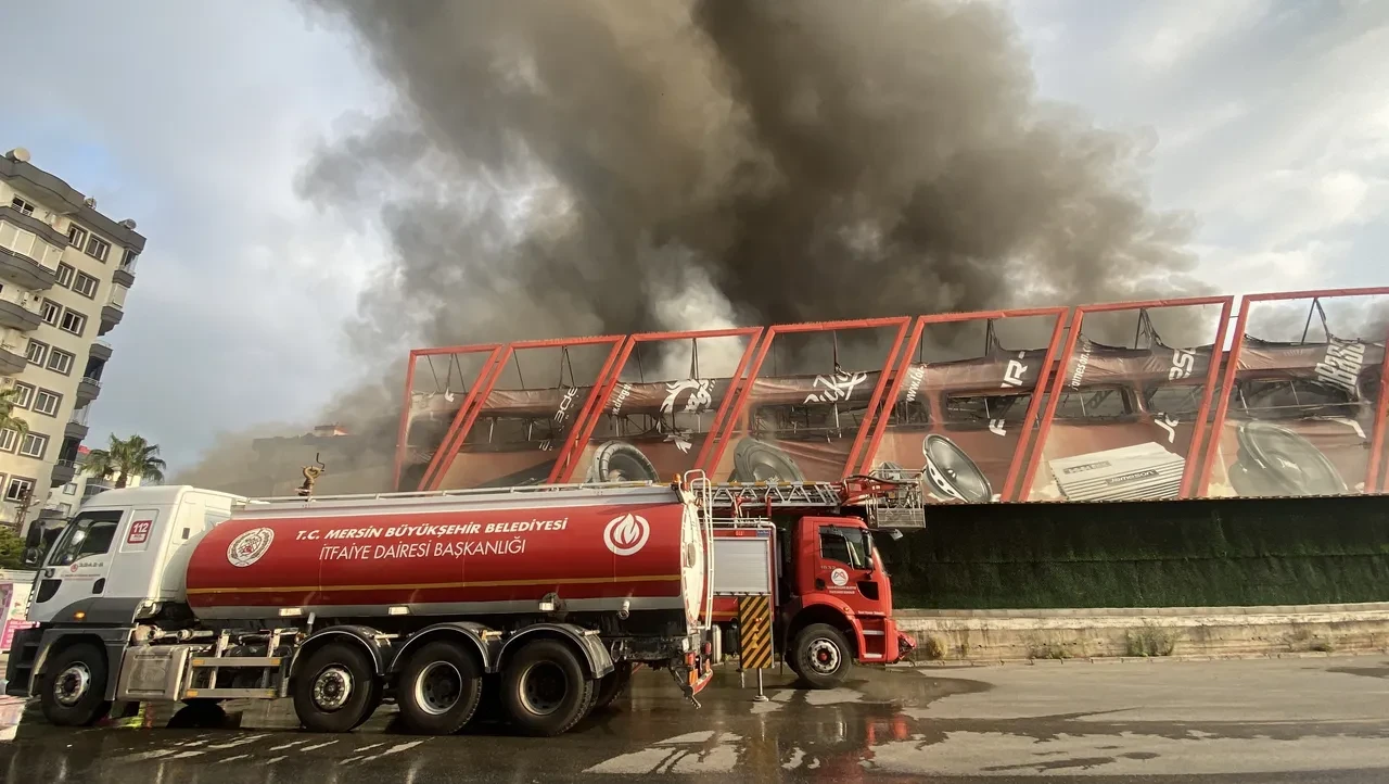 Mersin'de fabrikada yangın! Yol ulaşıma kapatıldı: Patlamalar yaşanıyor 