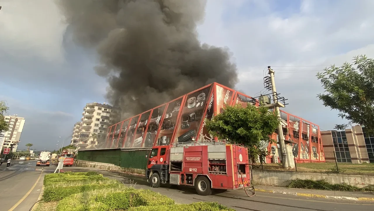 Mersin'de fabrikada yangın! Yol ulaşıma kapatıldı: Patlamalar yaşanıyor 