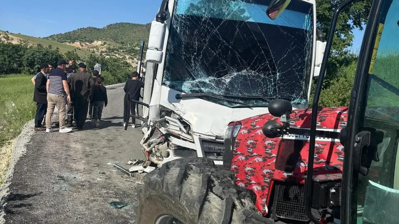 Okul dönüşü kaza: Öğrenci servisiyle traktör çarpıştı, yaralılar var