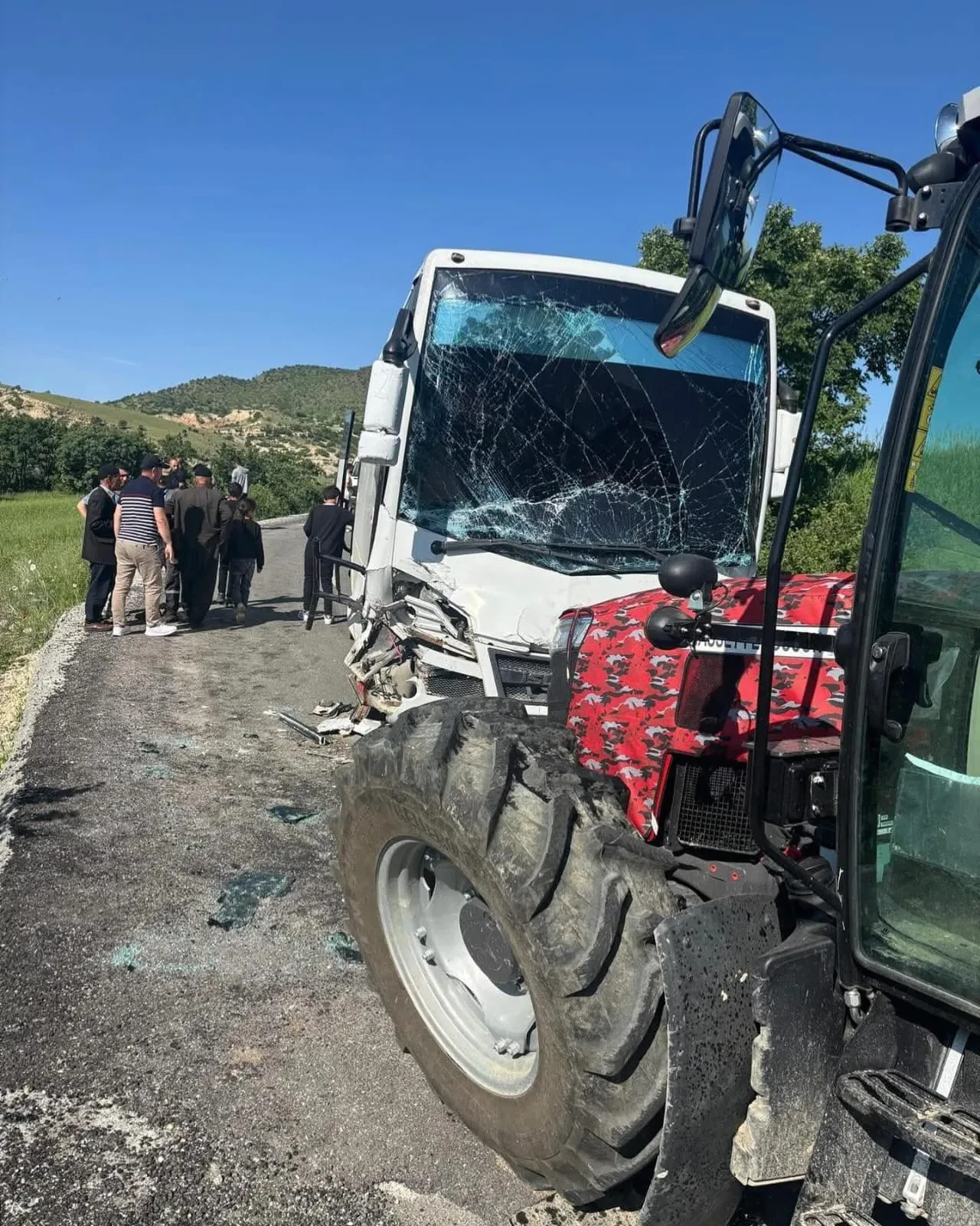 Okul dönüşü kaza: Öğrenci servisiyle traktör çarpıştı, yaralılar var
