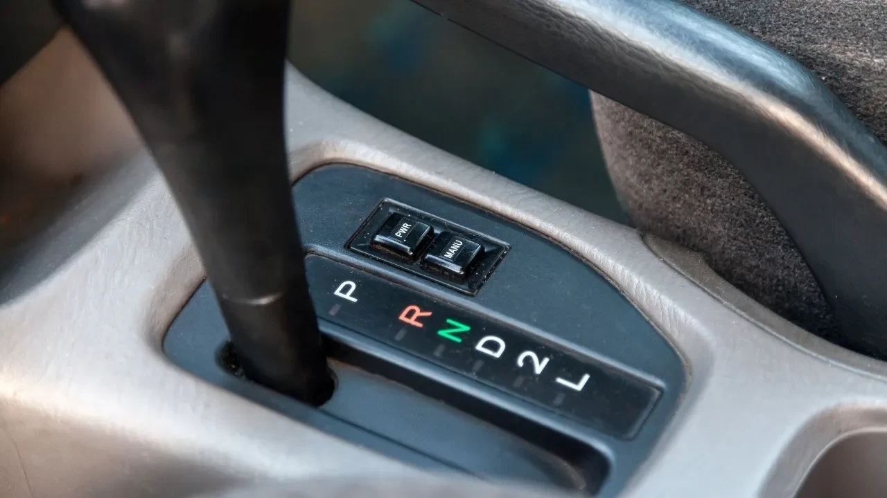 Otomatik vites arabalarda yapılan büyük hata! Alışkanlığınız şanzımanı bitirebilir