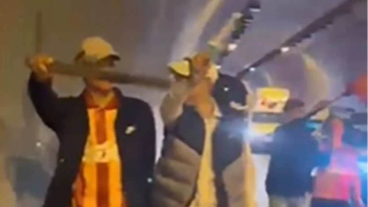 Şampiyonluk kutlamalarında terör estirdiler! Döner bıçaklı holiganlar serbest