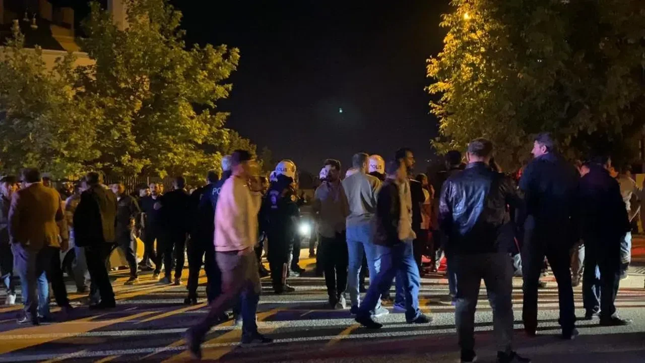 Sopa ve yumruklar havada uçuştu... Çocukların kavgasına aileler de karıştı: 200 kişi birbirine girdi!