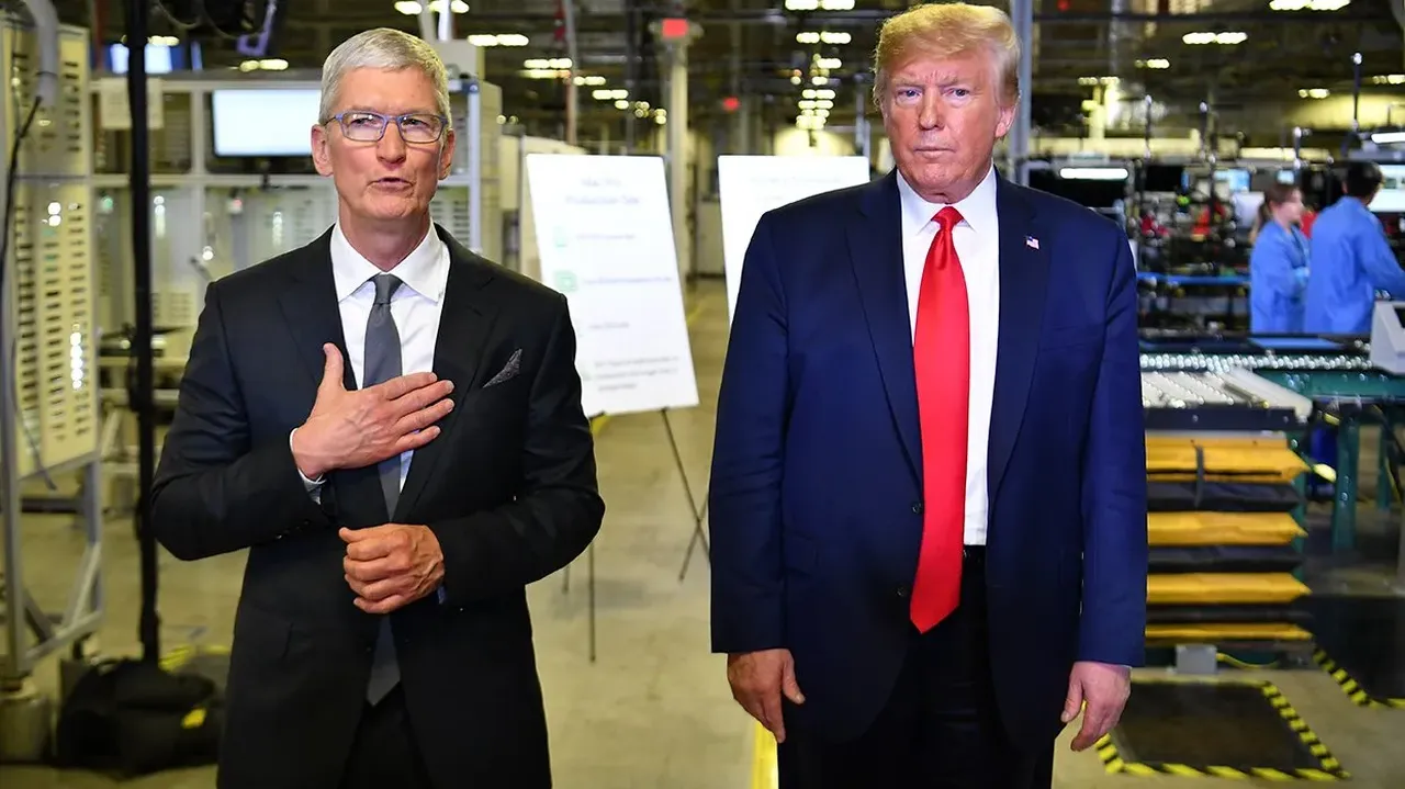 Trump Tim Cook’a açık açık laf soktu: Sana iyi davrandım ama…