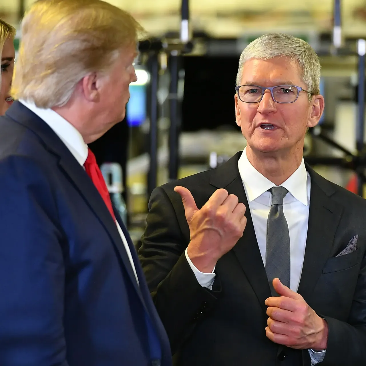 Trump Tim Cook’a açık açık laf soktu: Sana iyi davrandım ama…