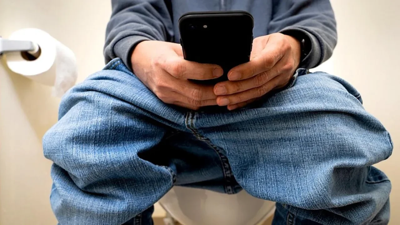 Tuvalete bir daha telefonla girmeyeceksiniz! Uzmanlar uyardı: Büyük risk!