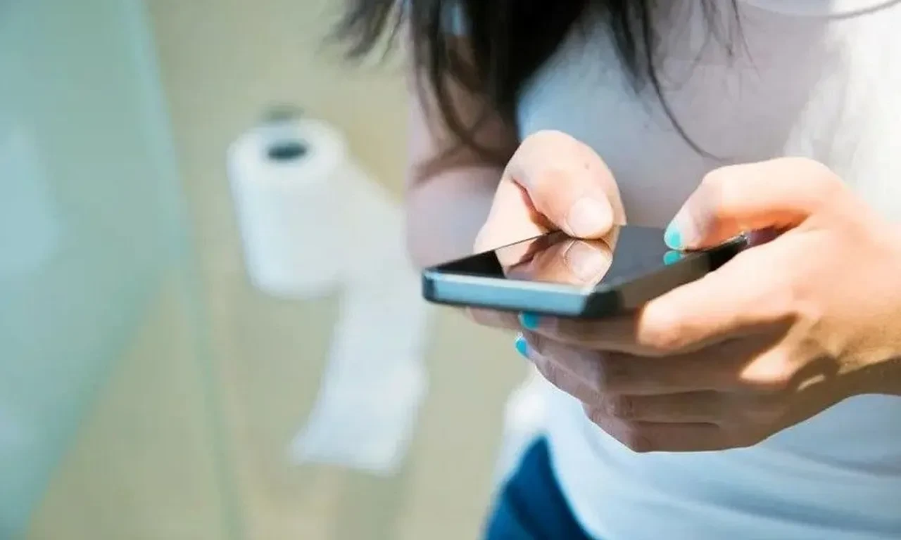 Tuvalete bir daha telefonla girmeyeceksiniz! Uzmanlar uyardı: Büyük risk!