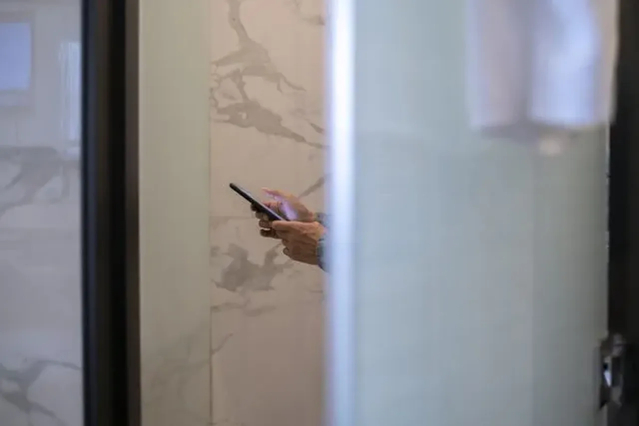 Tuvalette uzun süre vakit geçiren ve telefonla oynayanlar için büyük risk