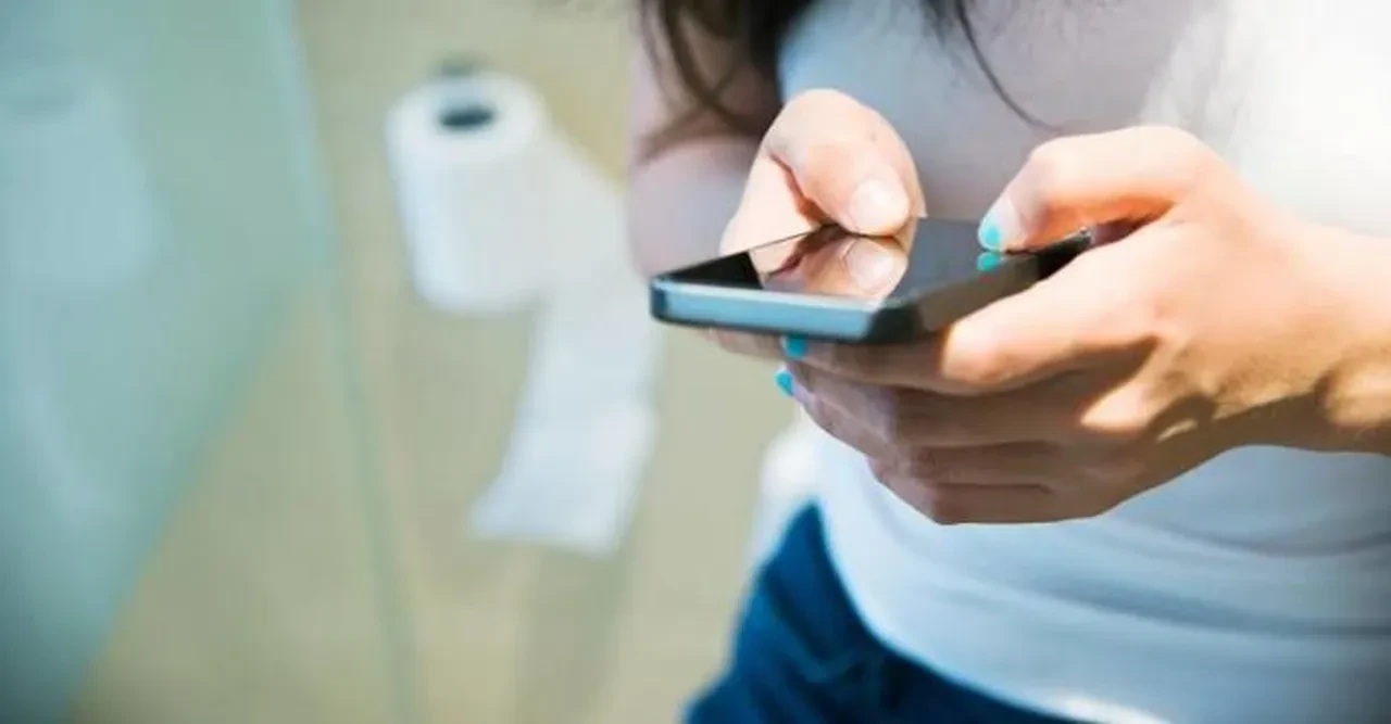 Tuvalette uzun süre vakit geçiren ve telefonla oynayanlar için büyük risk