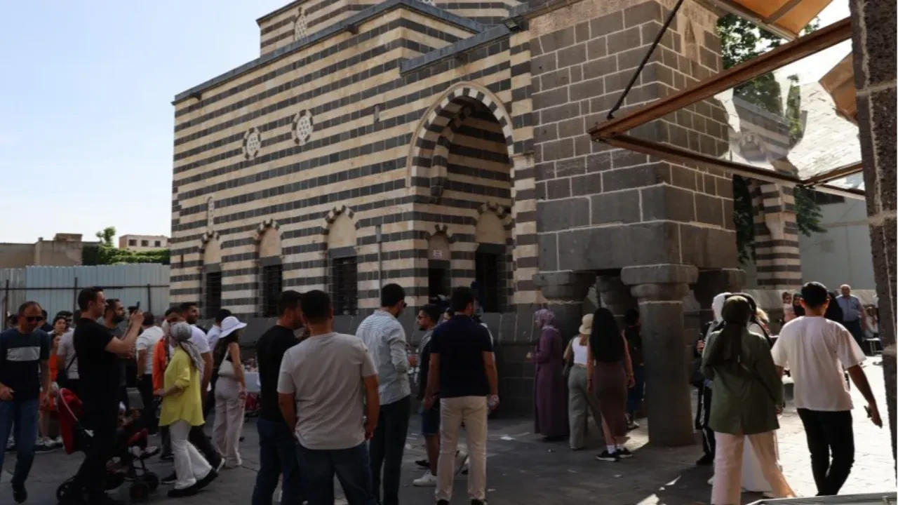 7 kez geçmeniz gerekiyor! Diyarbakır'ın kalbinde dilek kapısı: Dört Ayaklı Minare! 