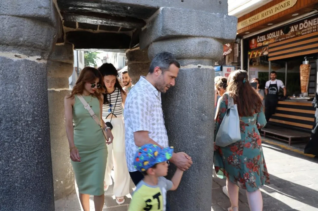 7 kez geçmeniz gerekiyor! Diyarbakır'ın kalbinde dilek kapısı: Dört Ayaklı Minare!