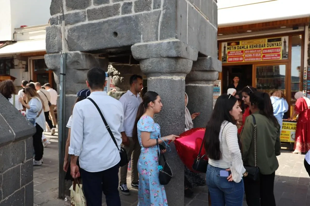 7 kez geçmeniz gerekiyor! Diyarbakır'ın kalbinde dilek kapısı: Dört Ayaklı Minare!