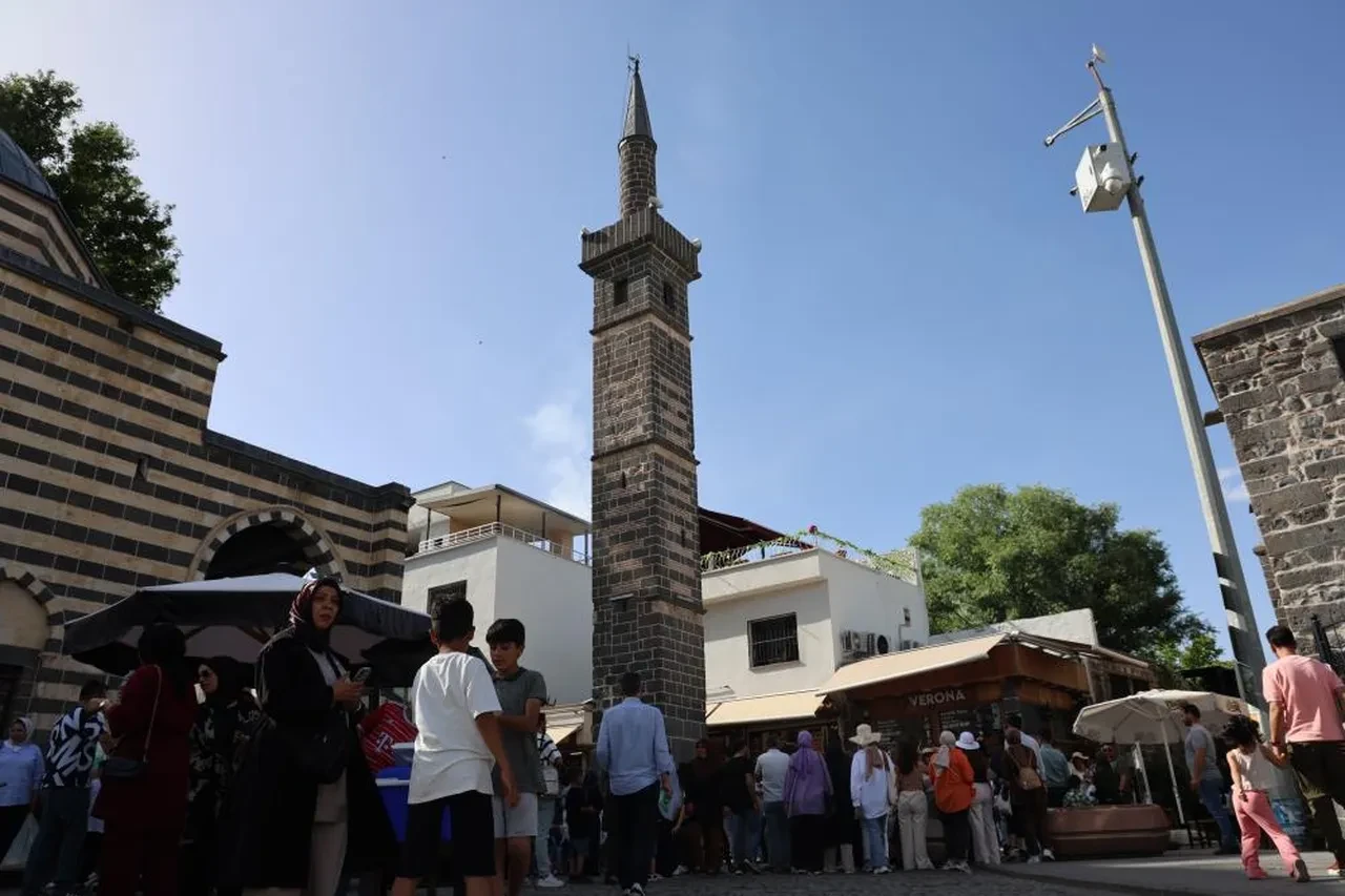 7 kez geçmeniz gerekiyor! Diyarbakır'ın kalbinde dilek kapısı: Dört Ayaklı Minare!