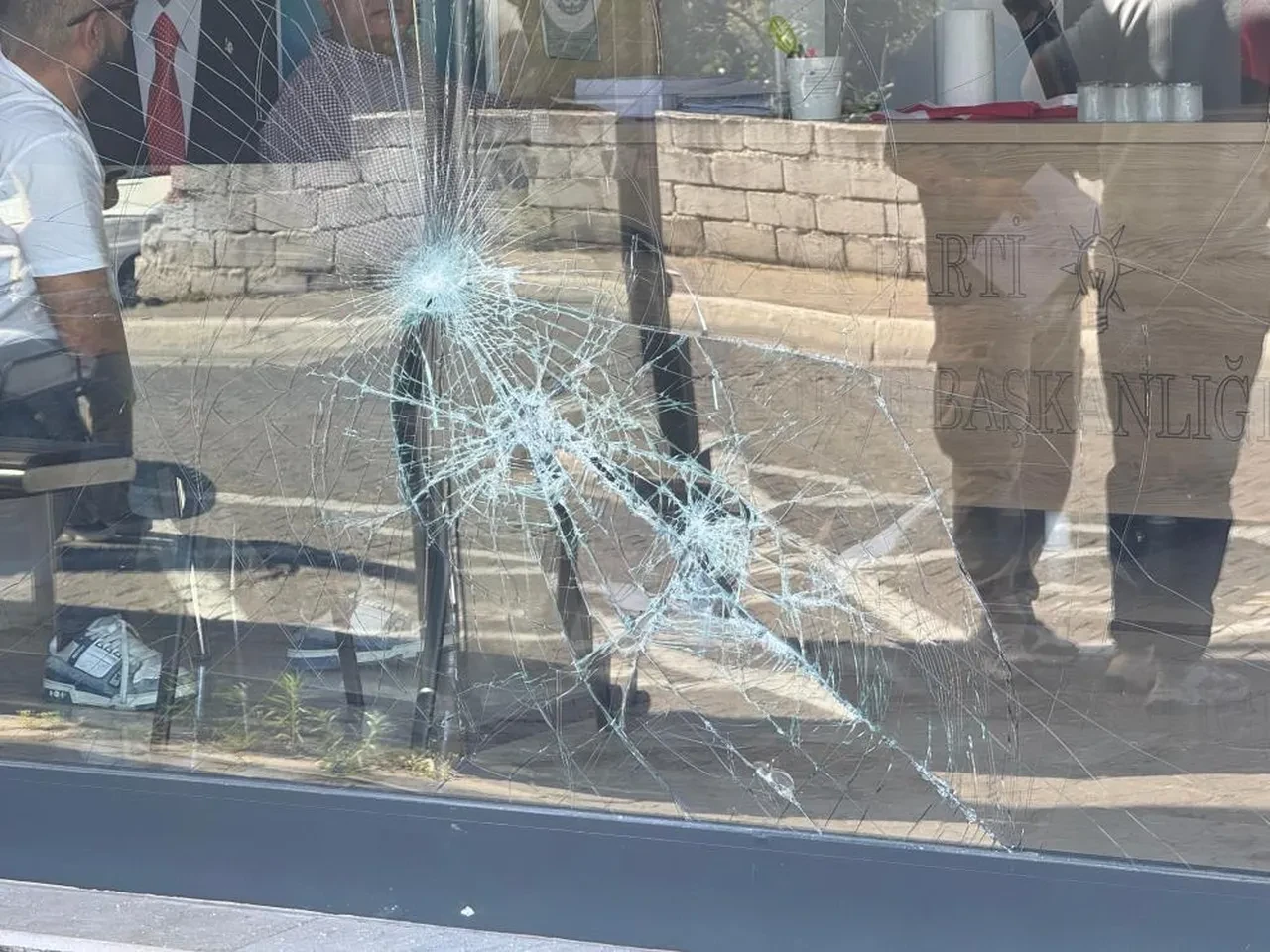 AK Parti binasına taşlı saldırı! Yakalama çalışmaları başlatıldı