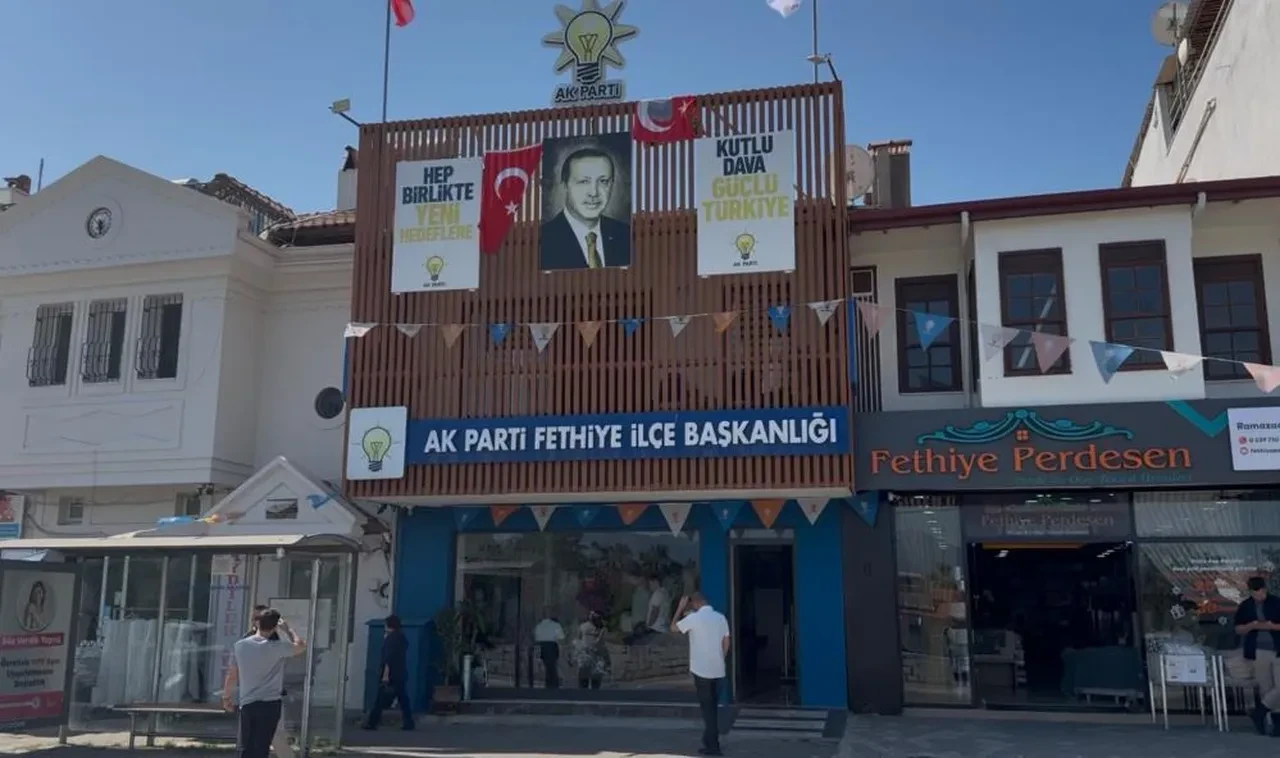 AK Parti binasına taşlı saldırı! Yakalama çalışmaları başlatıldı