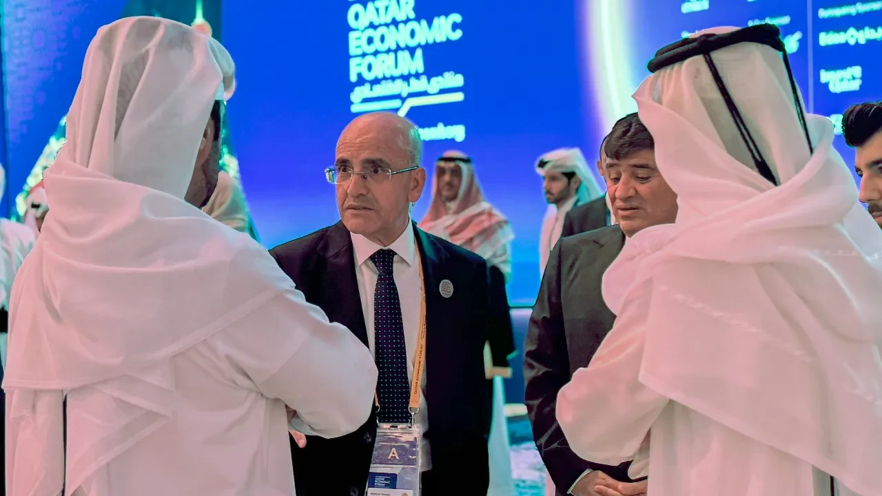 Bakan Şimşek, Doha'da Türkiye'deki yatırım fırsatlarına dikkat çekti