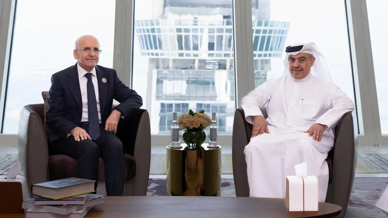 Bakan Şimşek, Doha'da Türkiye'deki yatırım fırsatlarına dikkat çekti