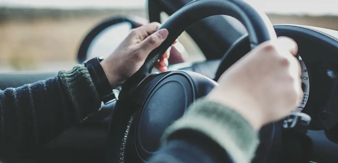 Direksiyonu böyle tutanlar dikkat! En doğru direksiyon tutuşu açıklandı: Kaza anında hayat kurtarıyor