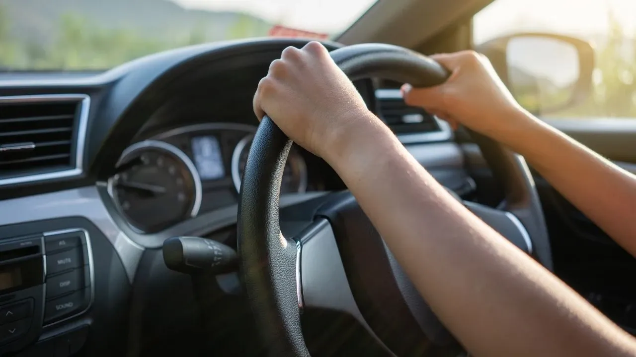 Direksiyonu böyle tutanlar dikkat! En doğru direksiyon tutuşu açıklandı: Kaza anında hayat kurtarıyor