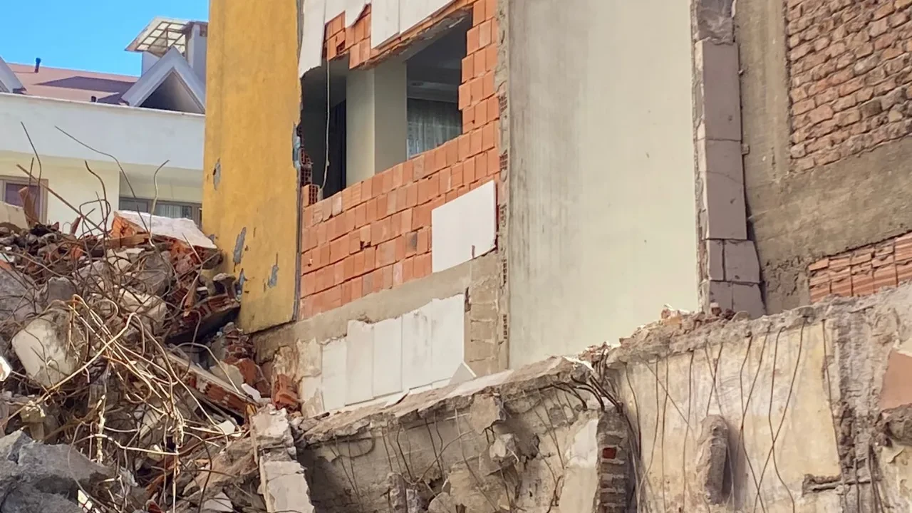 Fatih’te yıkım molozu komşu evi deldi