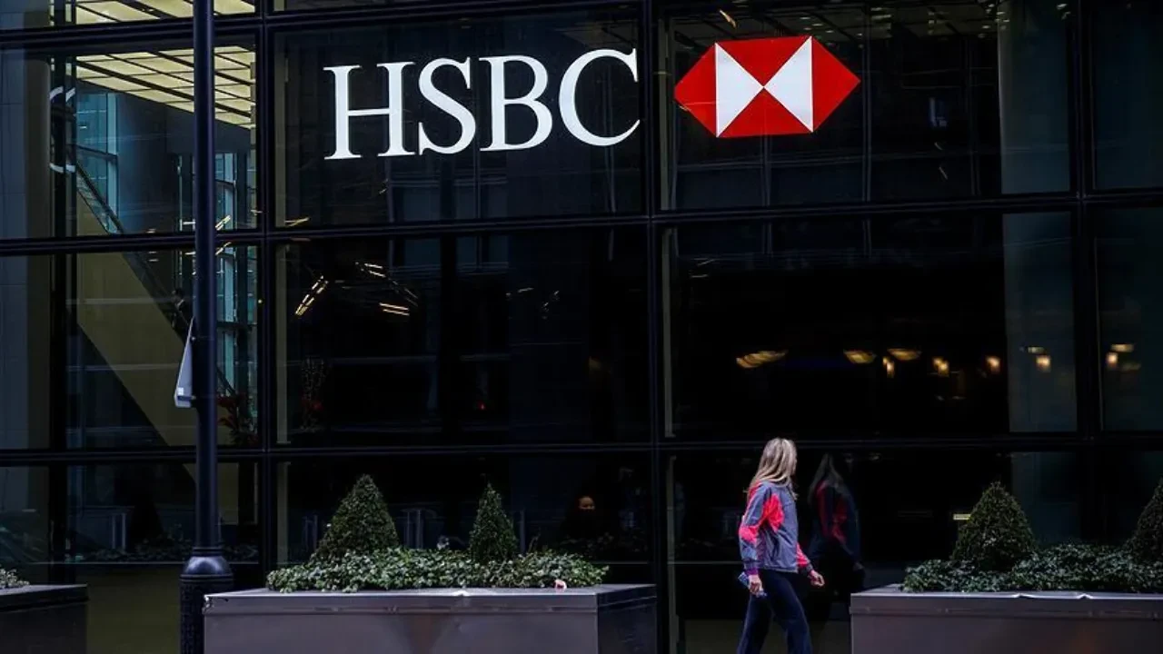 HSBC'den sürpriz karar! Ofisten çalışana ikramiye verecek