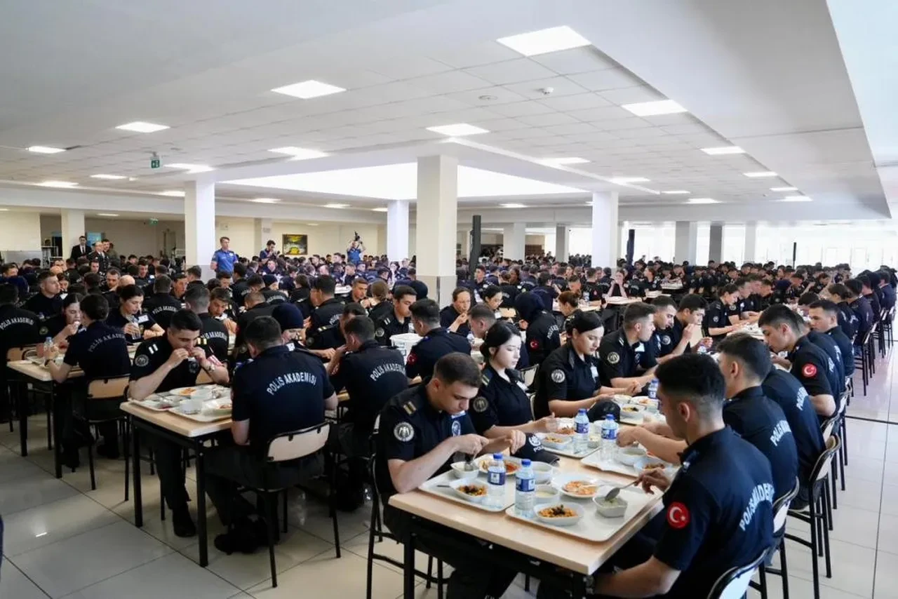 İçişleri Bakanı Ali Yerlikaya'dan Polis Akademisi öğrencilerine sürpriz ziyaret!