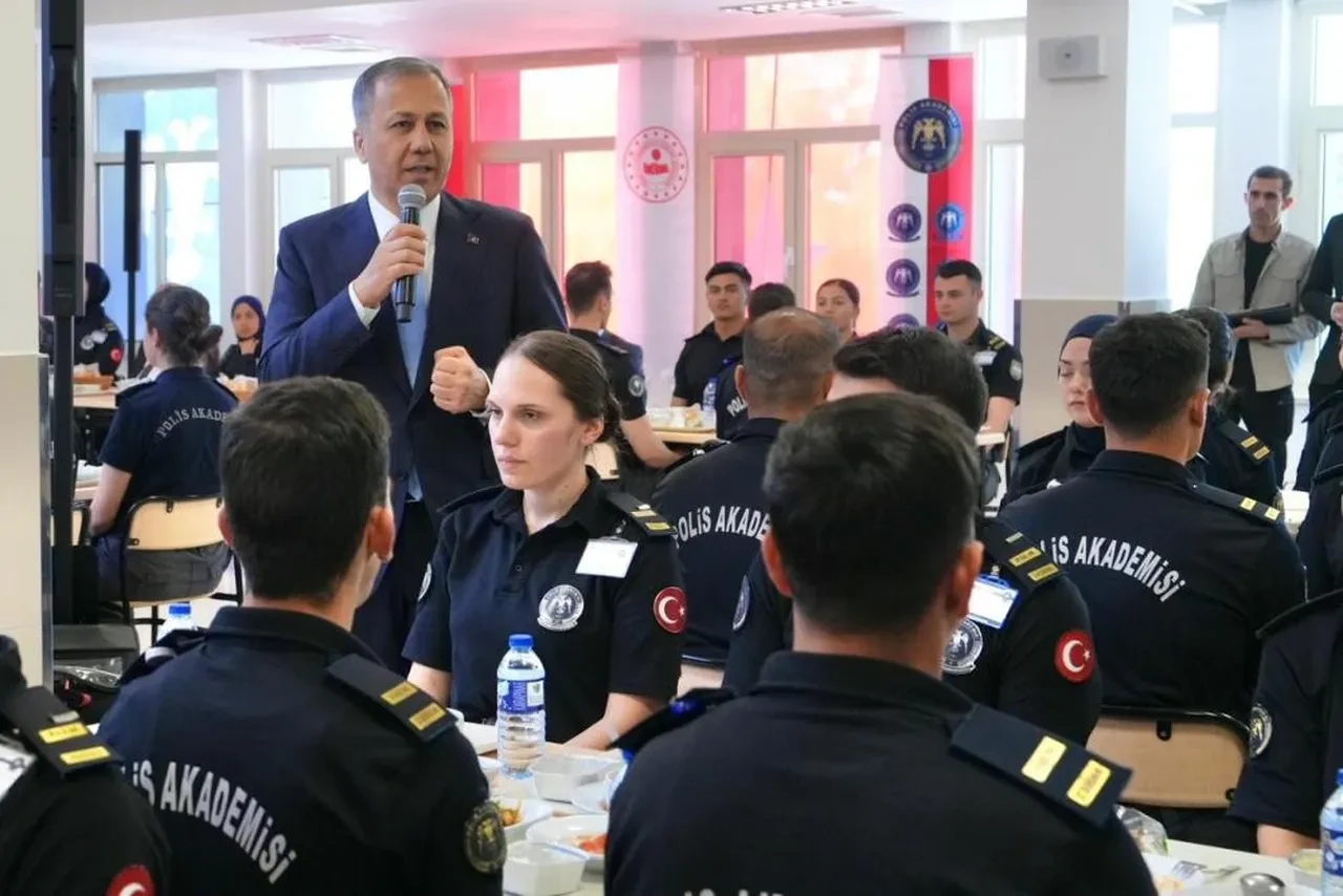 İçişleri Bakanı Ali Yerlikaya'dan Polis Akademisi öğrencilerine sürpriz ziyaret!
